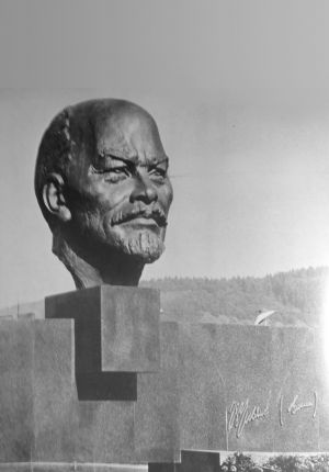 VLADIMÍR I. LENIN (odstránený pamätník v r. 1990)